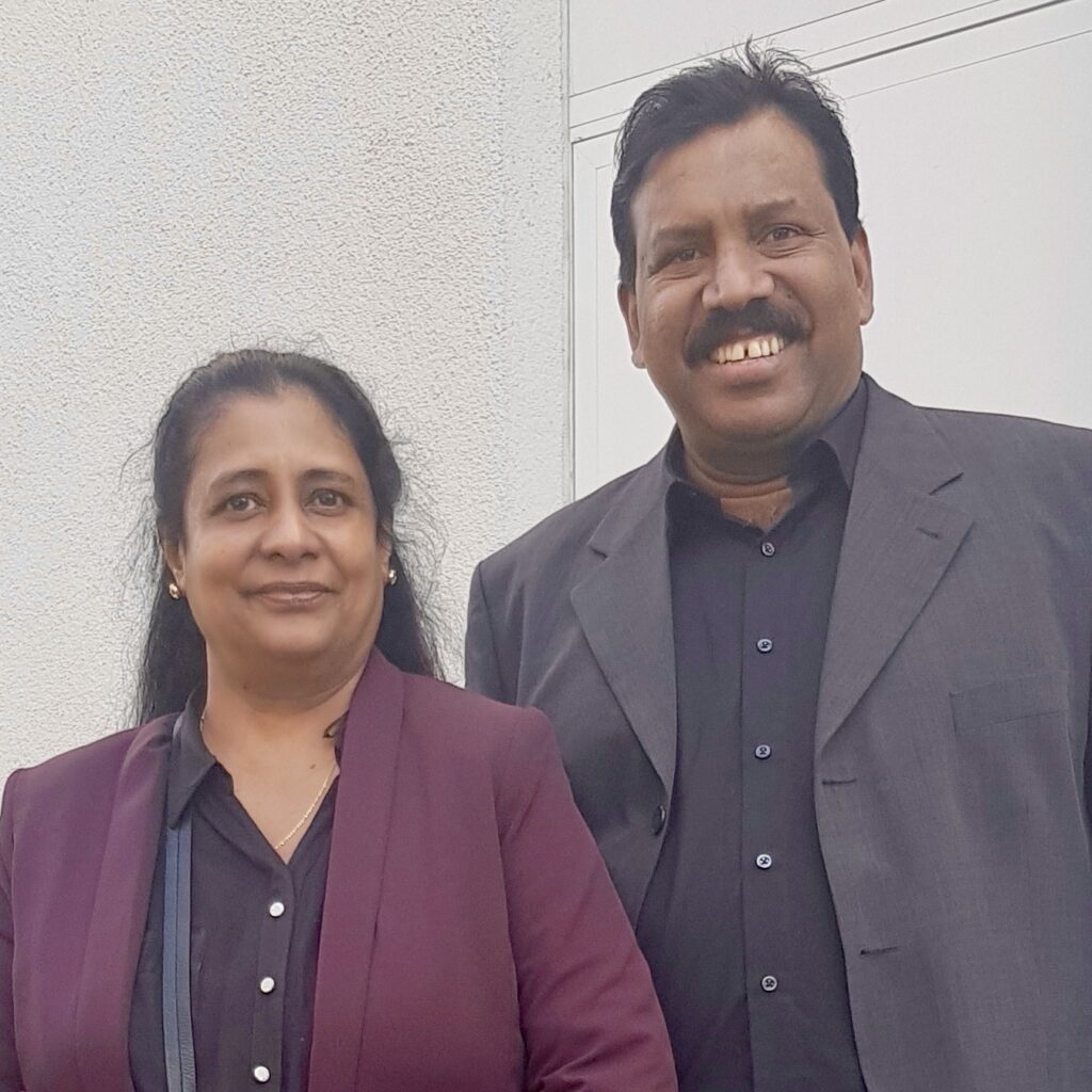 Vijayan Randolph Benjamin und seine Ehefrau.